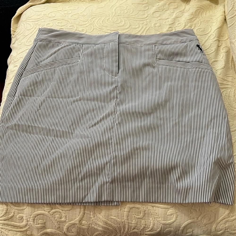 IZOD. Skirt  womens size 4